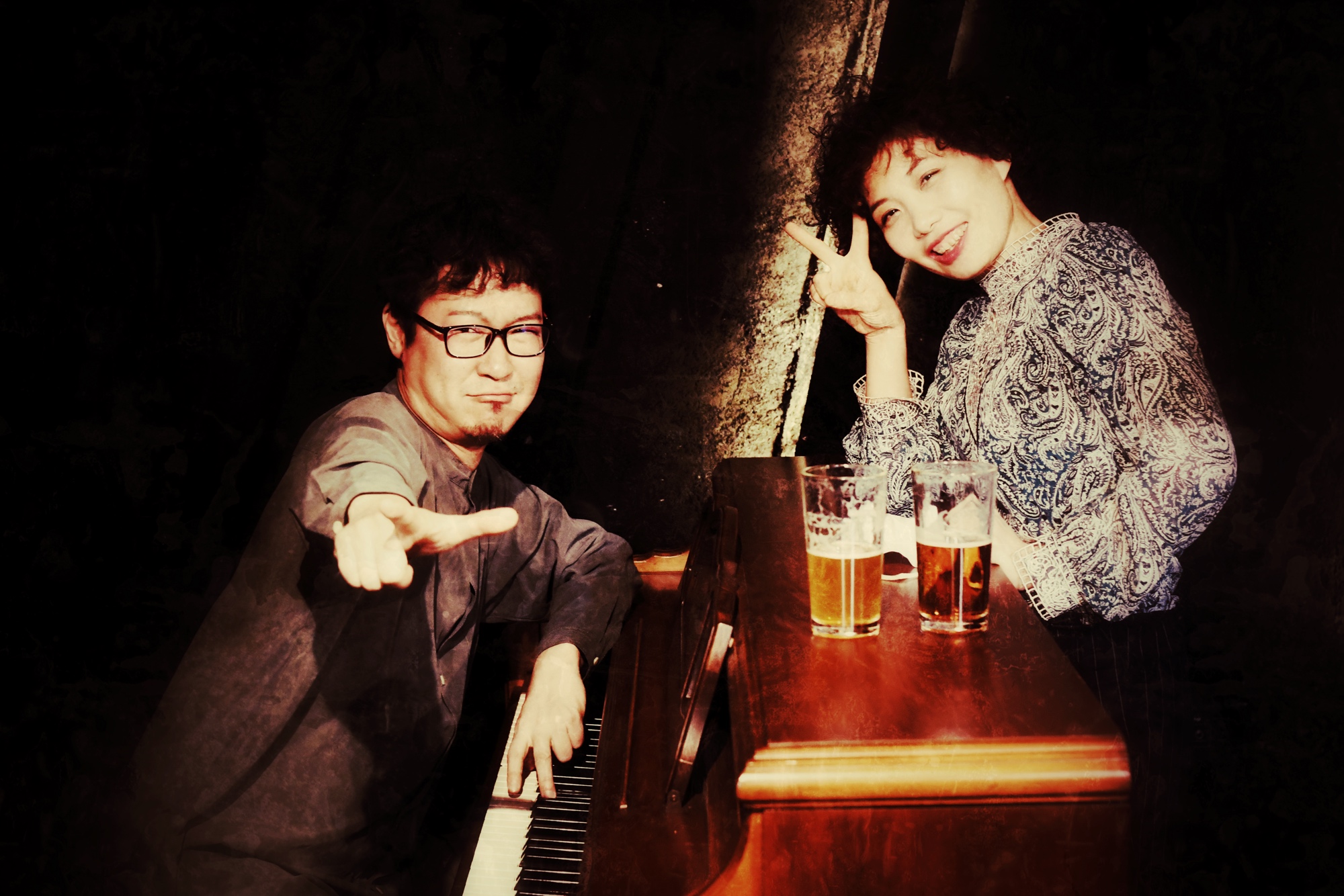 ライブで演奏する Speak Fondly の2人